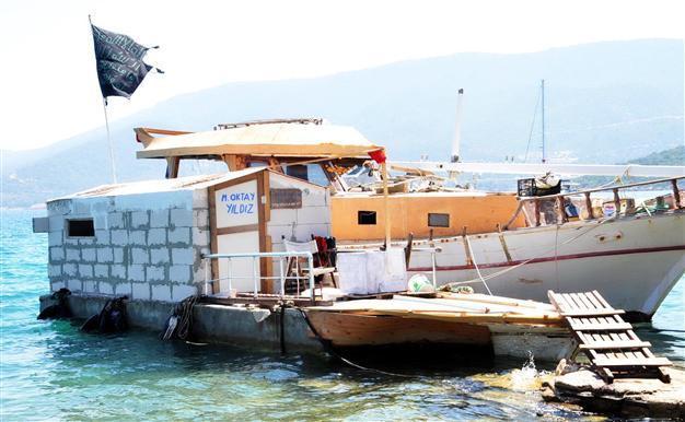 Fisherman stirs up Bodrum after unfurling Islamic State-like flag
