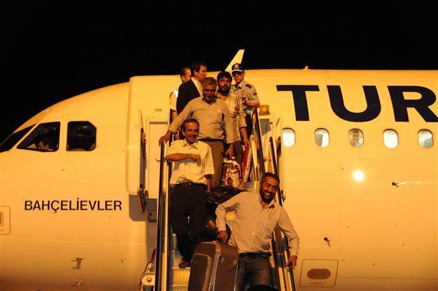 Turkish drivers return Turkey after 23 days in captivity as ISILs hostages