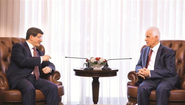 Let’s drink tea together on Cyprus, Davutoğlu tells Greek counterpart
