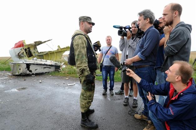 Ukraine says Russia helping destroy crash evidence