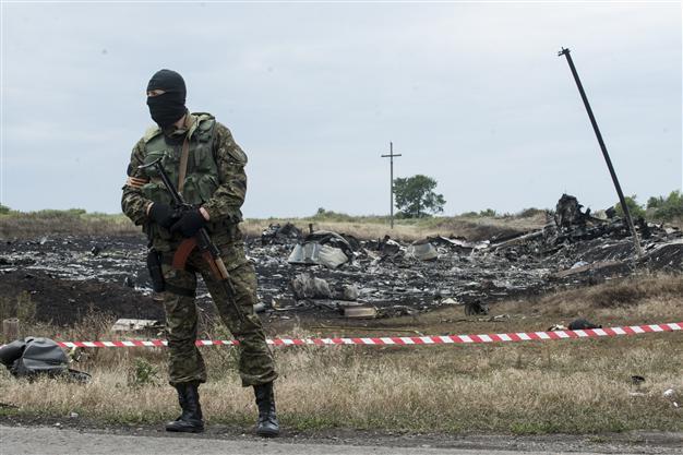 Ukraine rebels say have material resembling MH17 black boxes