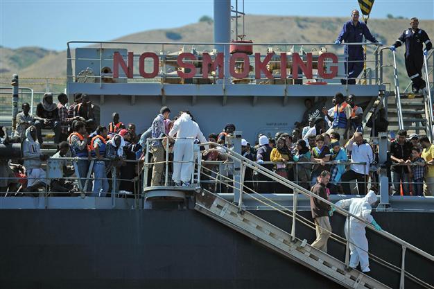 Italy rescues 1,800 migrants over weekend, five bodies recovered