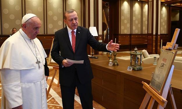 Pope Francis receives Ottoman gifts in Turkey