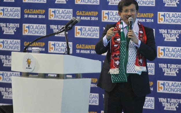 PM Davutoğlu joins row with prominent business group