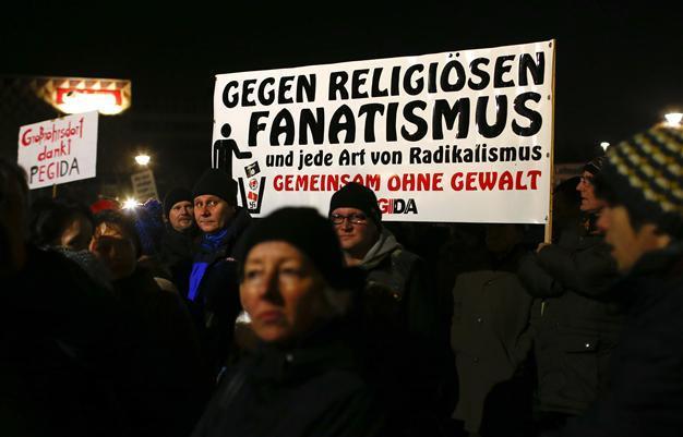 Merkel warns Germans not to fall prey to anti-immigrant group