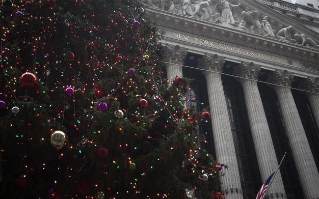 Dollar strengthens as US growth lifts holiday mood