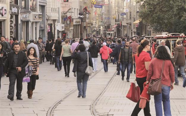 Turks gloomy about economy, but not on household income
