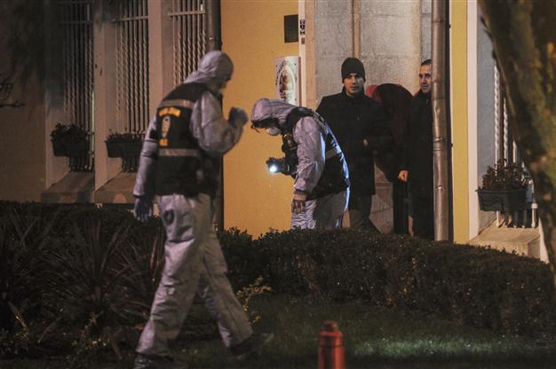 English-speaking suicide bomber kills policeman in attack near Istanbul’s touristic square