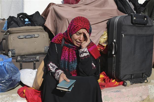 Egypt keeps Rafah crossing open for a third day