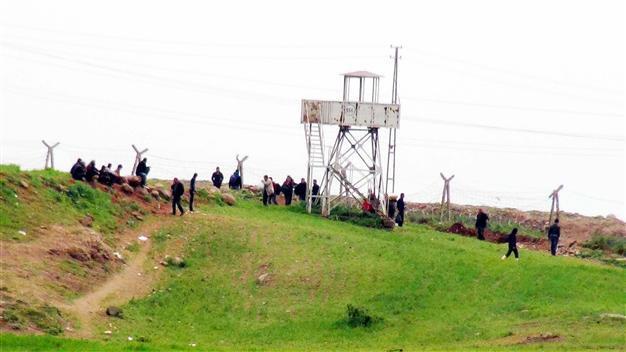 Turkey detains 20 people trying to cross into Syria