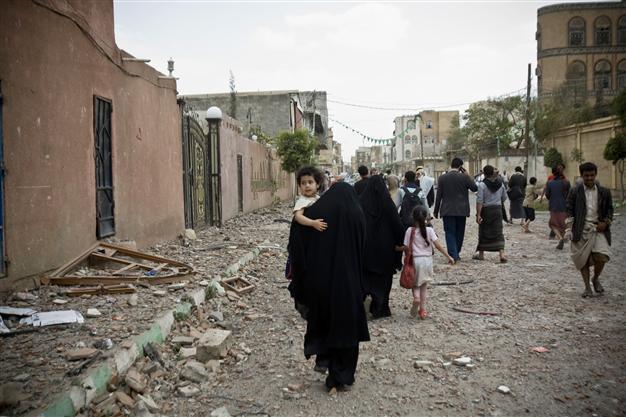 Aid agencies may stop Yemen work, Houthis say raids kill 43