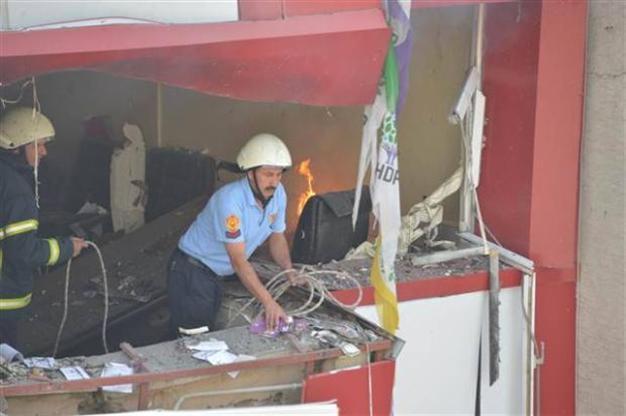 Bombs hit two HDP buildings in southern Turkey, injuring at least three