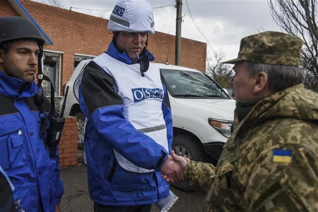 Ukraine reports fresh casualties in east, OSCE sees violence spreading