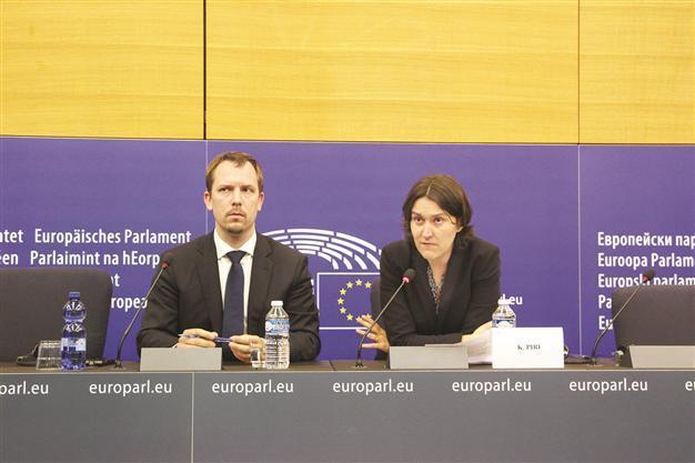 EU concerned about freedoms in Turkey, says door still open