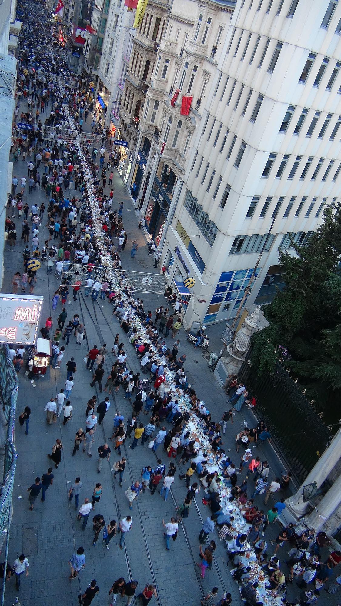 Hundreds gather for iftar dinner on main Istanbul street
