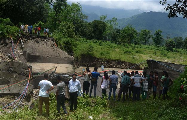 Landslides kill at least 21 in Indias Darjeeling
