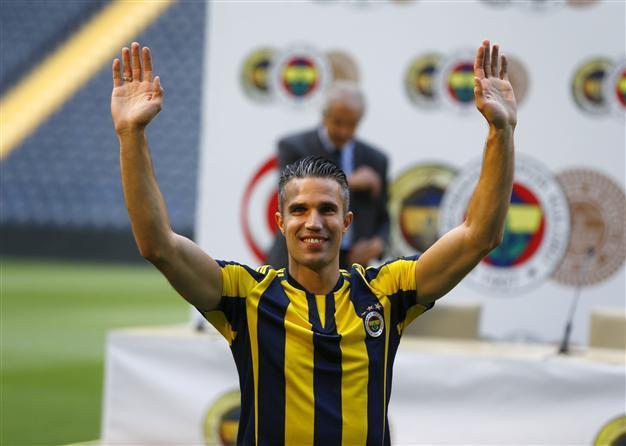 Fenerbahçe officially signs Dutch star van Persie
