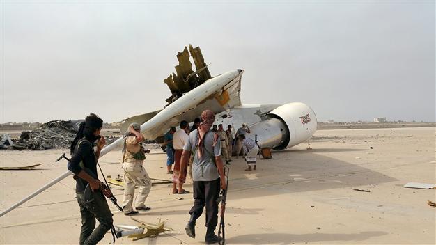 Exiled govt ministers return to Yemens Aden: Officials