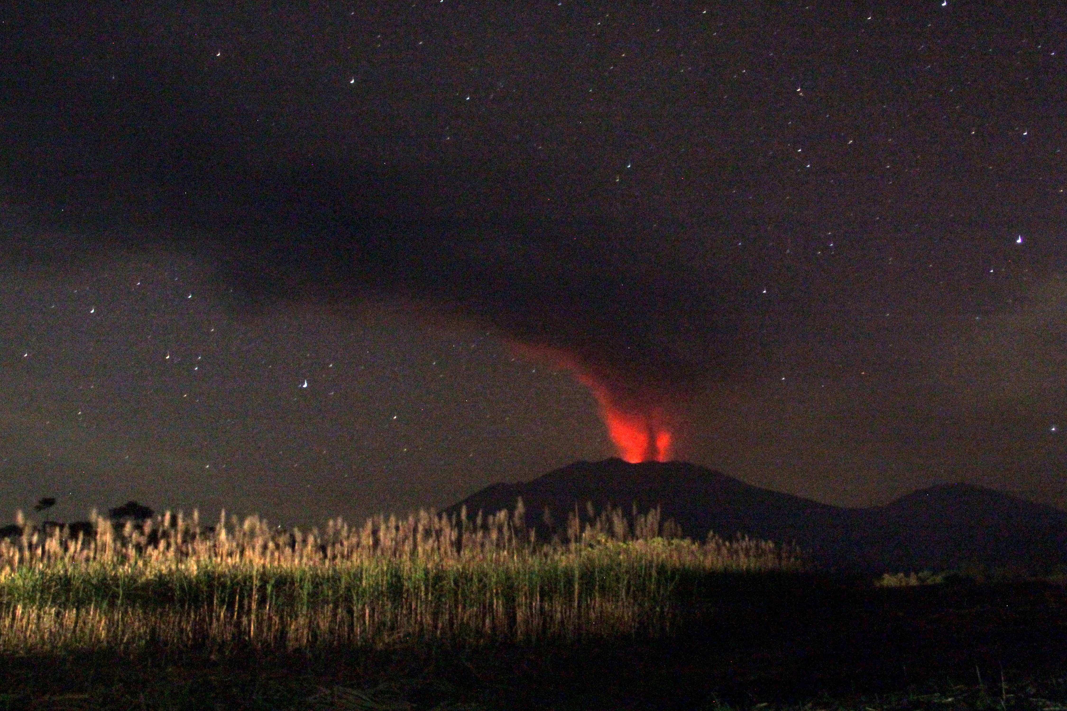 Bali Airport Reopens After New Volcano Ash Shutdown - World News