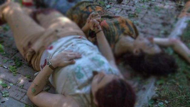 Woman photographed holding hands after Suruç blast survives