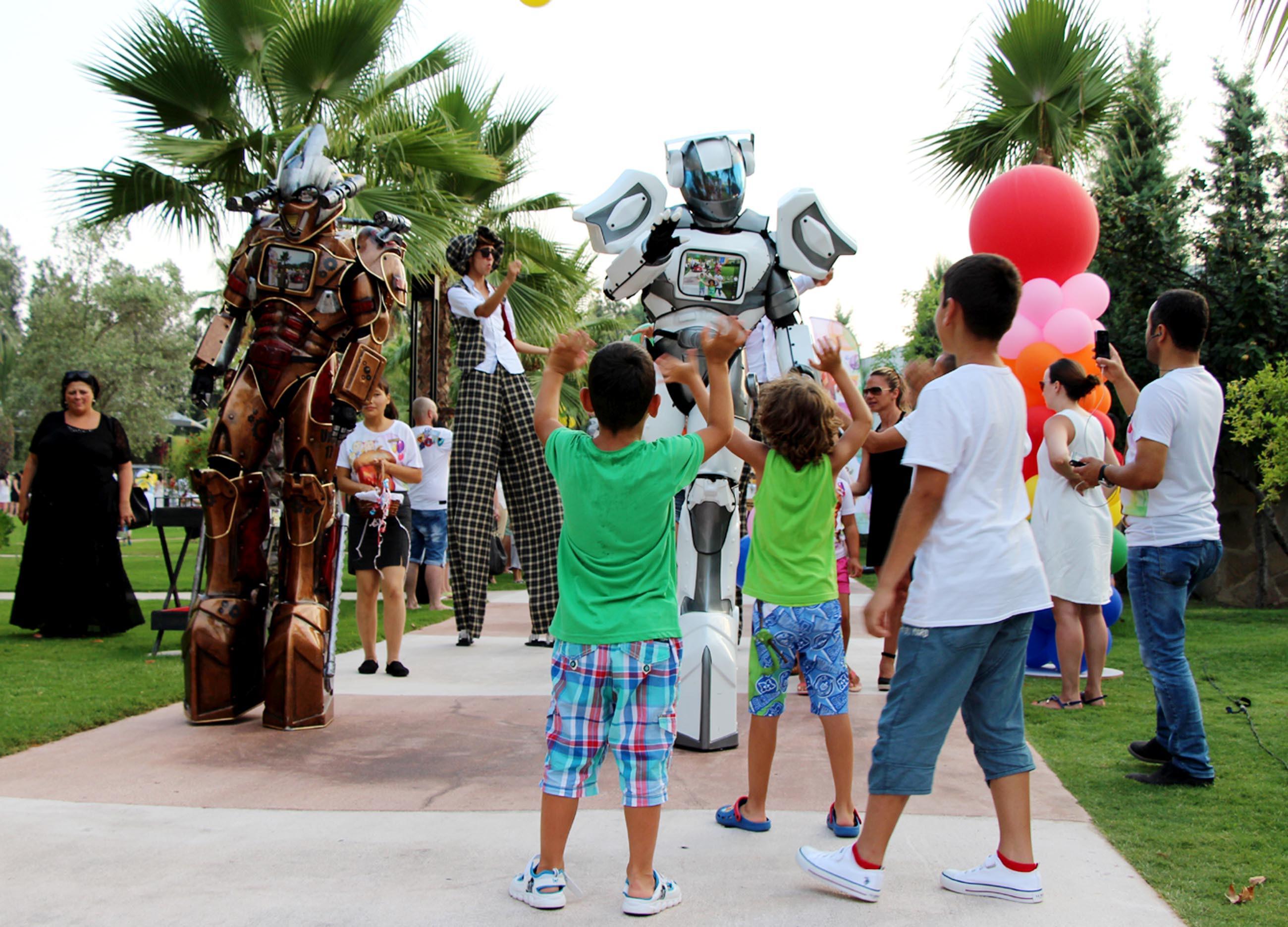 VIDEO: Children march for peace in resort town