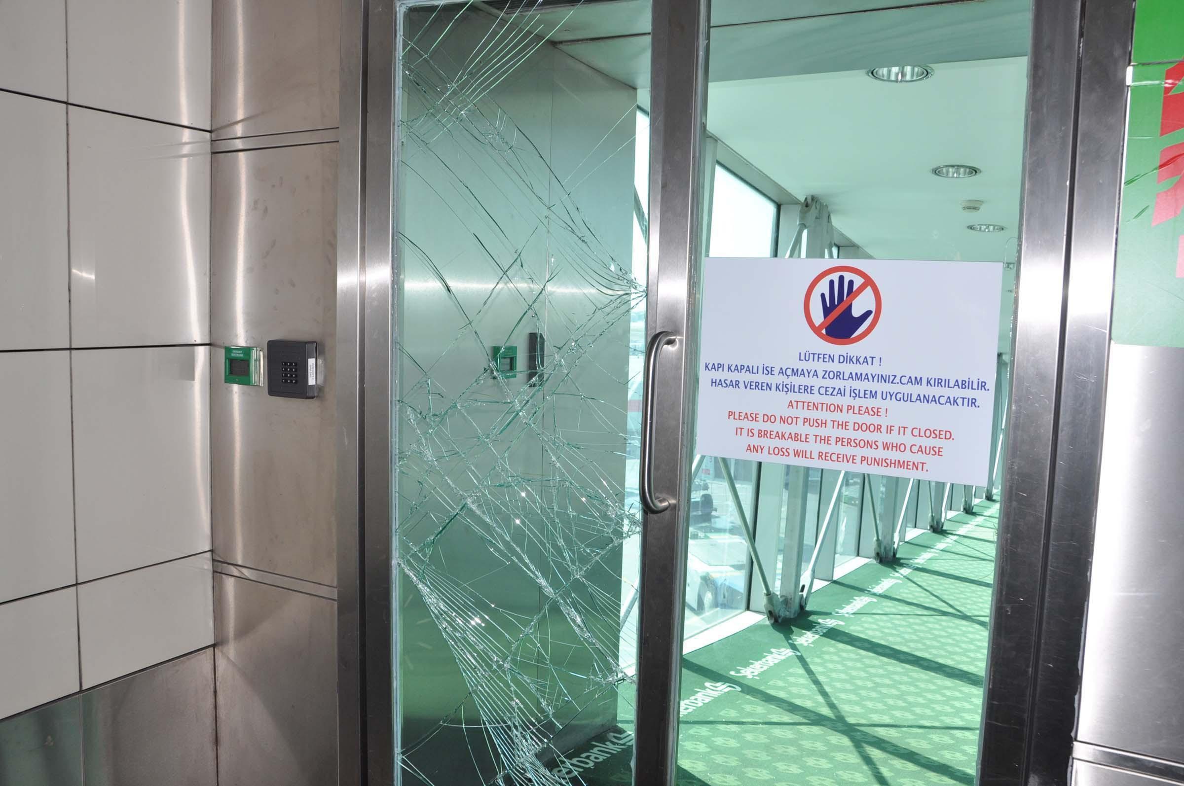 Algerian passenger breaks door, runs after plane at Istanbul Airport