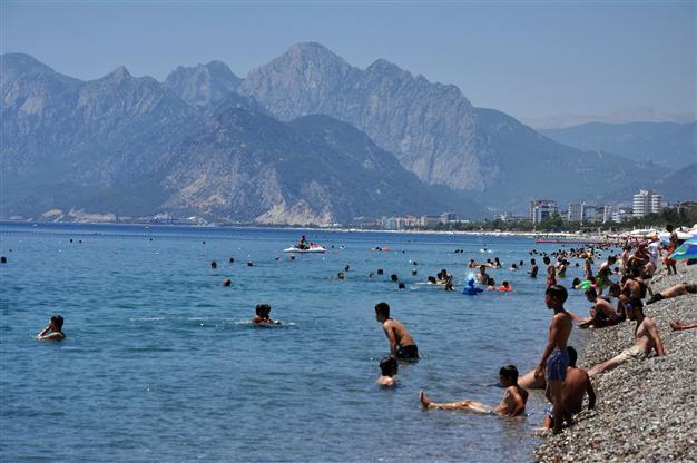 Number of tourists visiting Antalya decreases by 6 pct in first eight months of year