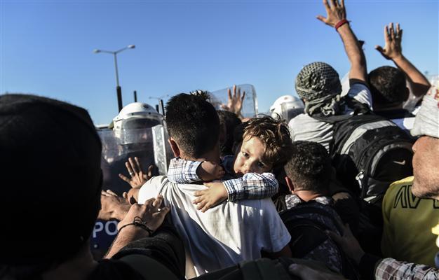 Refugees blocked near Turkey-Greece border disperse