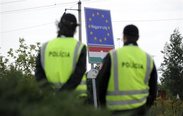 Border-free Europe unravels in migrant crisis