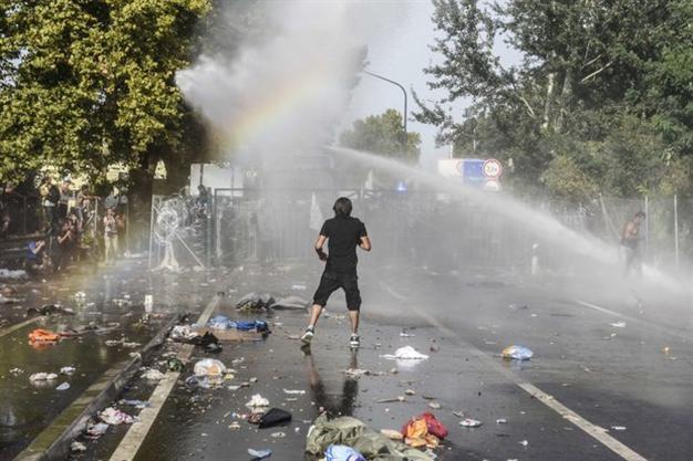 Hungarian police fire tear gas at migrants at Serbia border