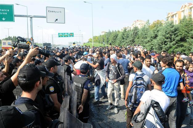 Turkish police stop migrants’ advance toward Greek border