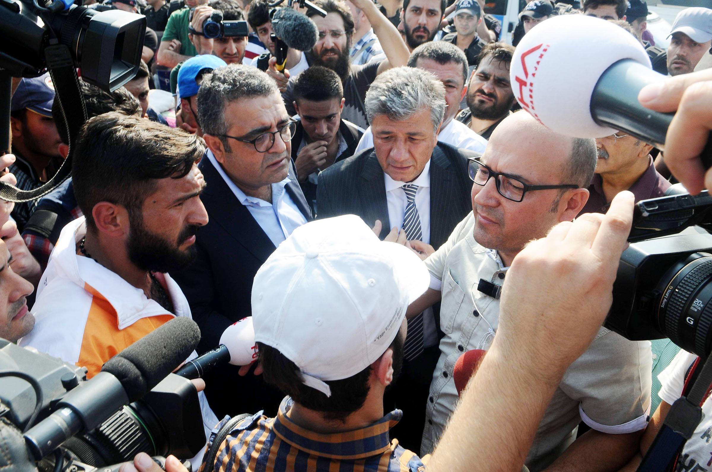 Turkish police stop migrants’ advance toward Greek border