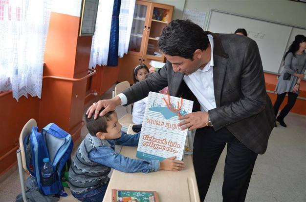 AKP mayor apologizes for misprint of ‘we steal for the future’