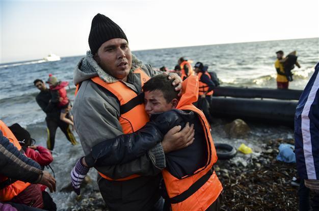 Number of migrants saved after sea-crossing attempts from Turkey up over 500 percent in 2015