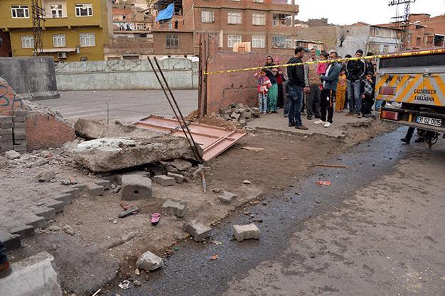 Heavy machinery crashes into Diyarbakır school, killing two children