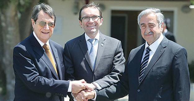 Cypriot leaders celebrate one year in negotiations
