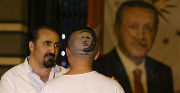 Guinness record-holding barber shaves Erdoğan’s portrait into assistant’s hair