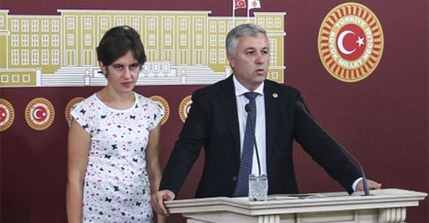 Turkish lawmaker makes press statement alongside daughter with autism