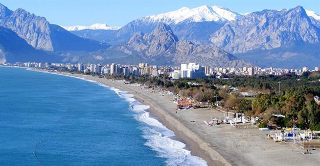 Foreign tourist arrivals to Turkey plummet after bomb attacks, Russia crisis and coup attempt