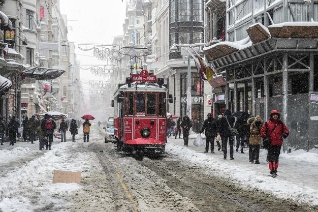 Flights, ferry lines canceled as Istanbul struggles amid heavy snowfall