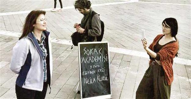 Expelled academics teach in streets of Ankara