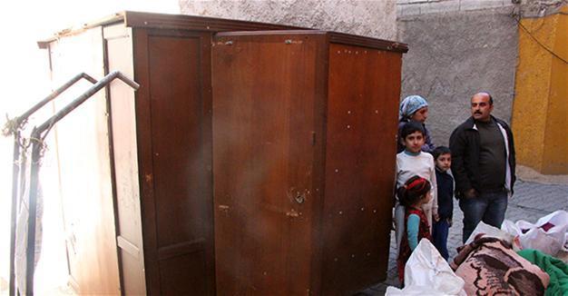 Minister visits family living in cupboard, promises to provide support in Turkey’s southeast