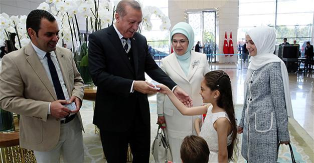 President Erdoğan hands Turkish ID card to ‘Syrian Twitter girl’ Bana