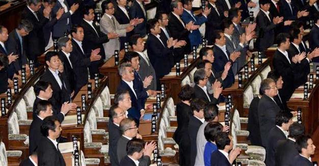 Japan parliament passes emperor abdication law