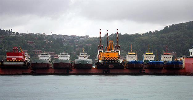 Transport vessel carrying 10 ships passes through Istanbul’s Bosphorus