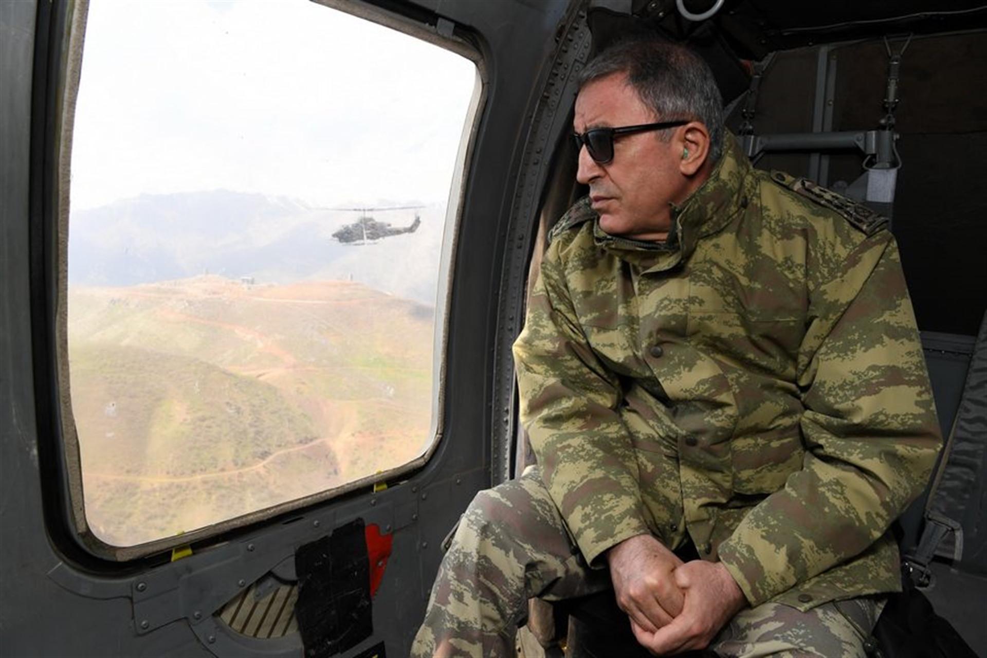 Top brass visits troops on border with Syria