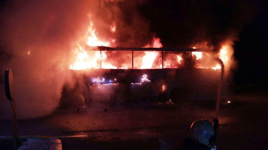 Tour bus with passengers on board catches on fire in Ayvalık in Turkey’s west