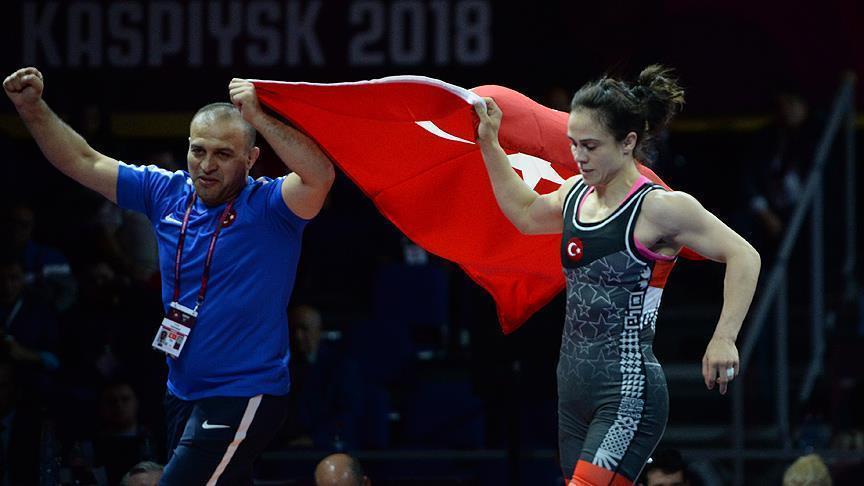 Elif Jale Yeşilırmak leva o ouro no Campeonato Europeu de Luta Livre
