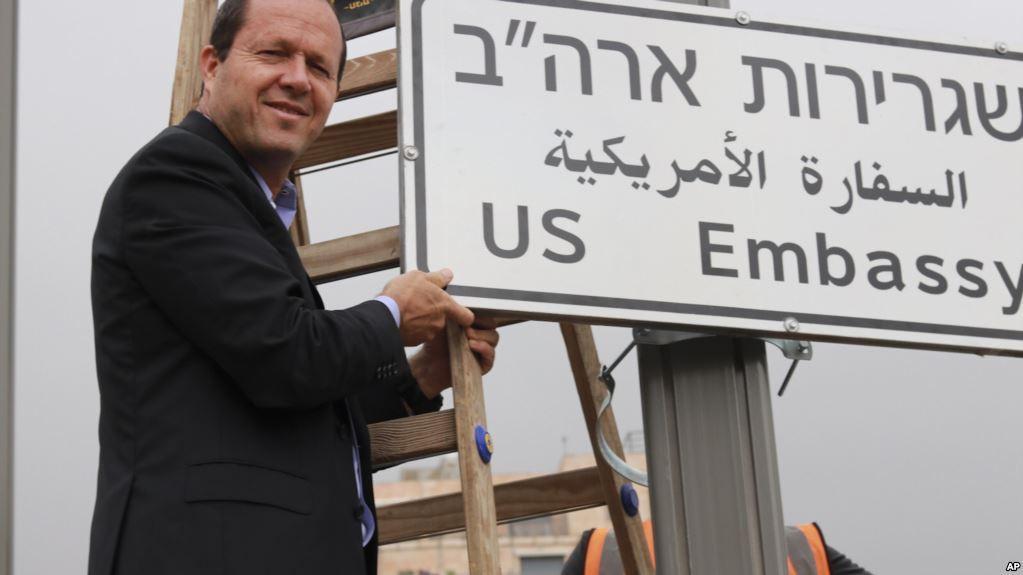 US Embassy road signs go up in Jerusalem