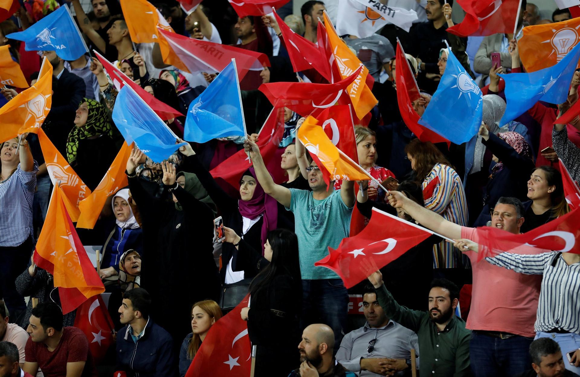 AKP election manifesto vows to ‘overcome problems with US’